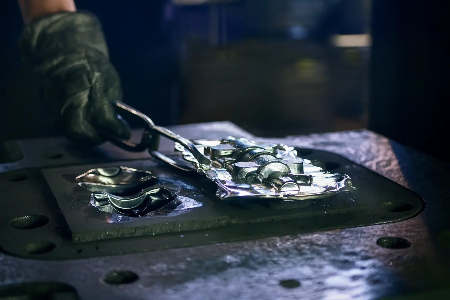 Aluminium Umformung, Aluminiumschmieden, Aluminiumwerkstück in präziser Handhabung